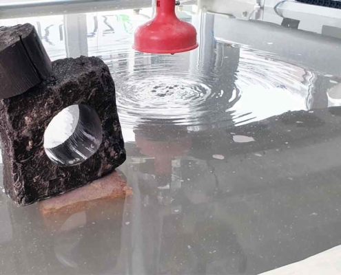 Wasserstrahlschneiden eines Natursteins mit 60mm Stärke Wasserstrahlschneiden eines Natursteins mit 60mm Stärke