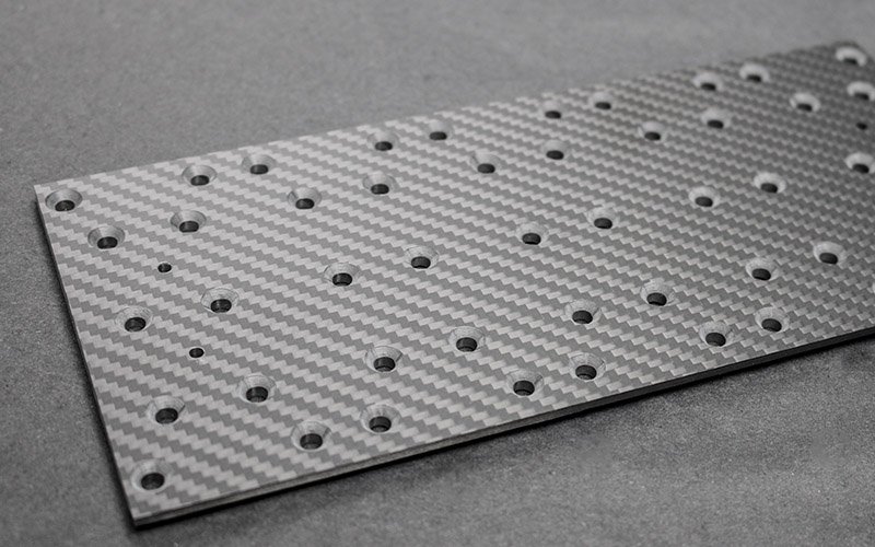Aufnahmeplatte aus Carbon mit Senkungen fräsen Aufnahmeplatte aus Carbon mit Senkungen fräsen