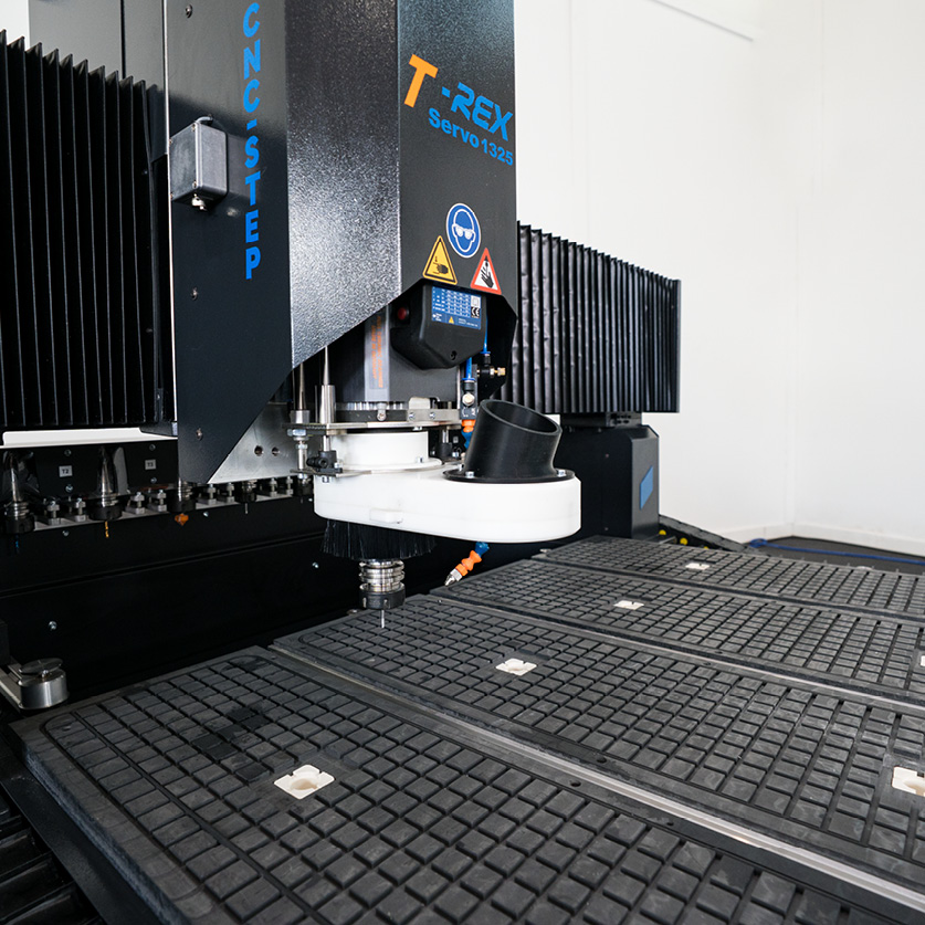 CNC-Portalfraesmaschine mit Arbeitsfläche für Plattenmaterial CNC-Portalfraesmaschine T-Rex-Servo mit Arbeitsfläche für Plattenmaterial