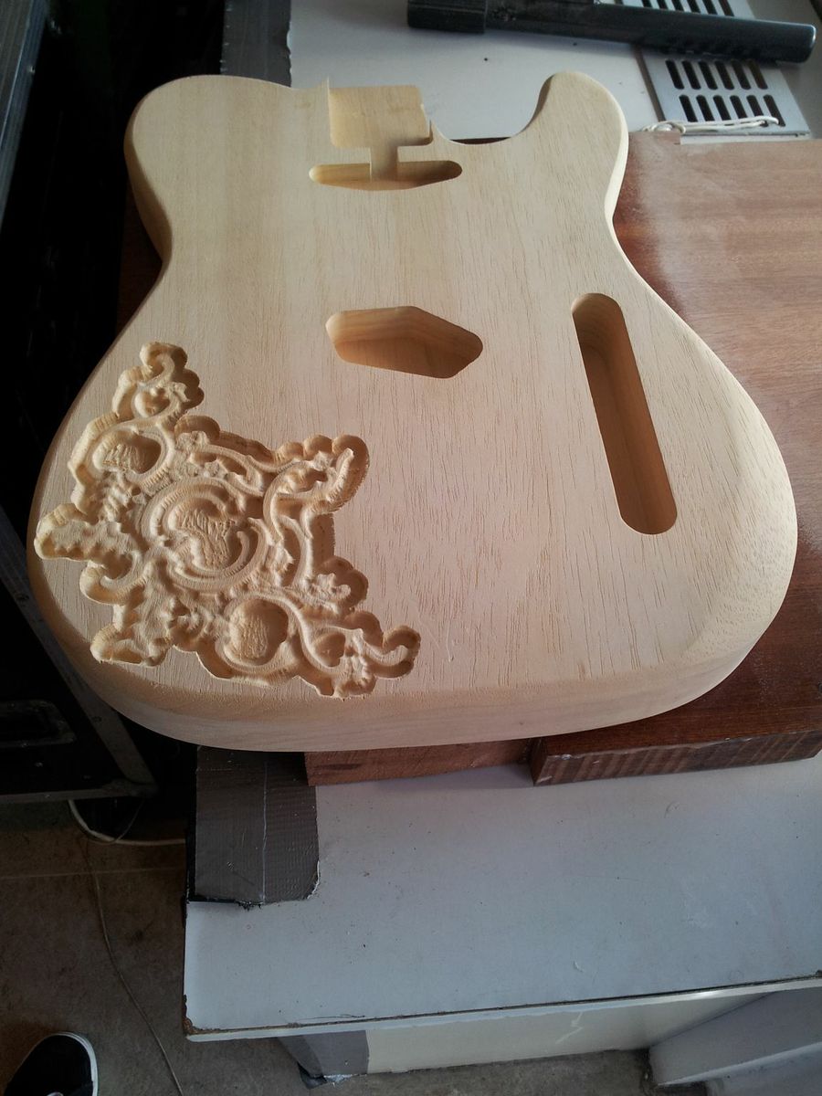 E-Gitarre aus Holz mit Verzierung