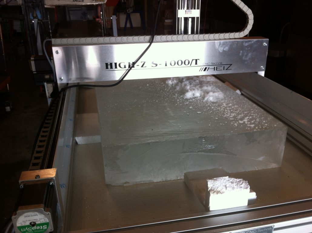 Eisblock auf Fräsmaschine Eisblock auf Fräsmaschine