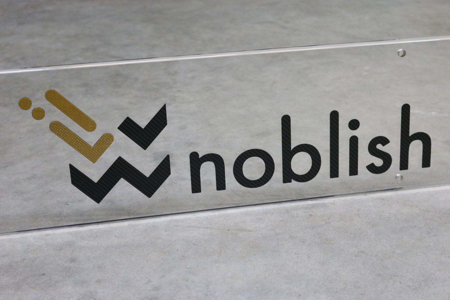 Firmenschild aus Carbon und Acryl Firmenschild aus Carbon und Acryl
