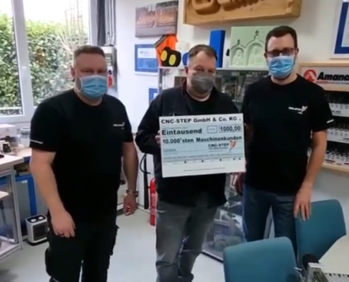 Jubiläum CNC-STEP Übergabe des Gutscheins über 1000 Euro