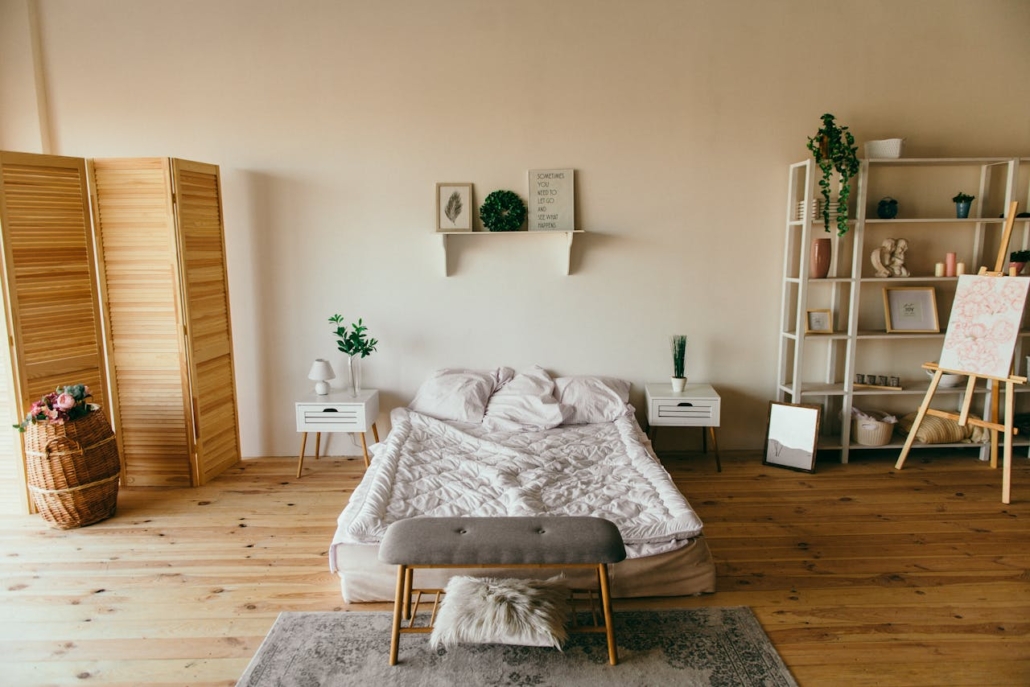 Schlafzimmermöbel mit CNC-Frästechnik – modernes Design trifft Funktion Modern eingerichtetes Schlafzimmer mit maßgefertigten Holzelementen aus CNC-Produktion