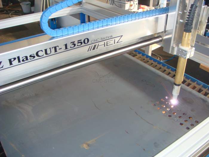 Plasmaschneiden mit der CNC Maschine Plasmaschneiden mit der CNC Maschine