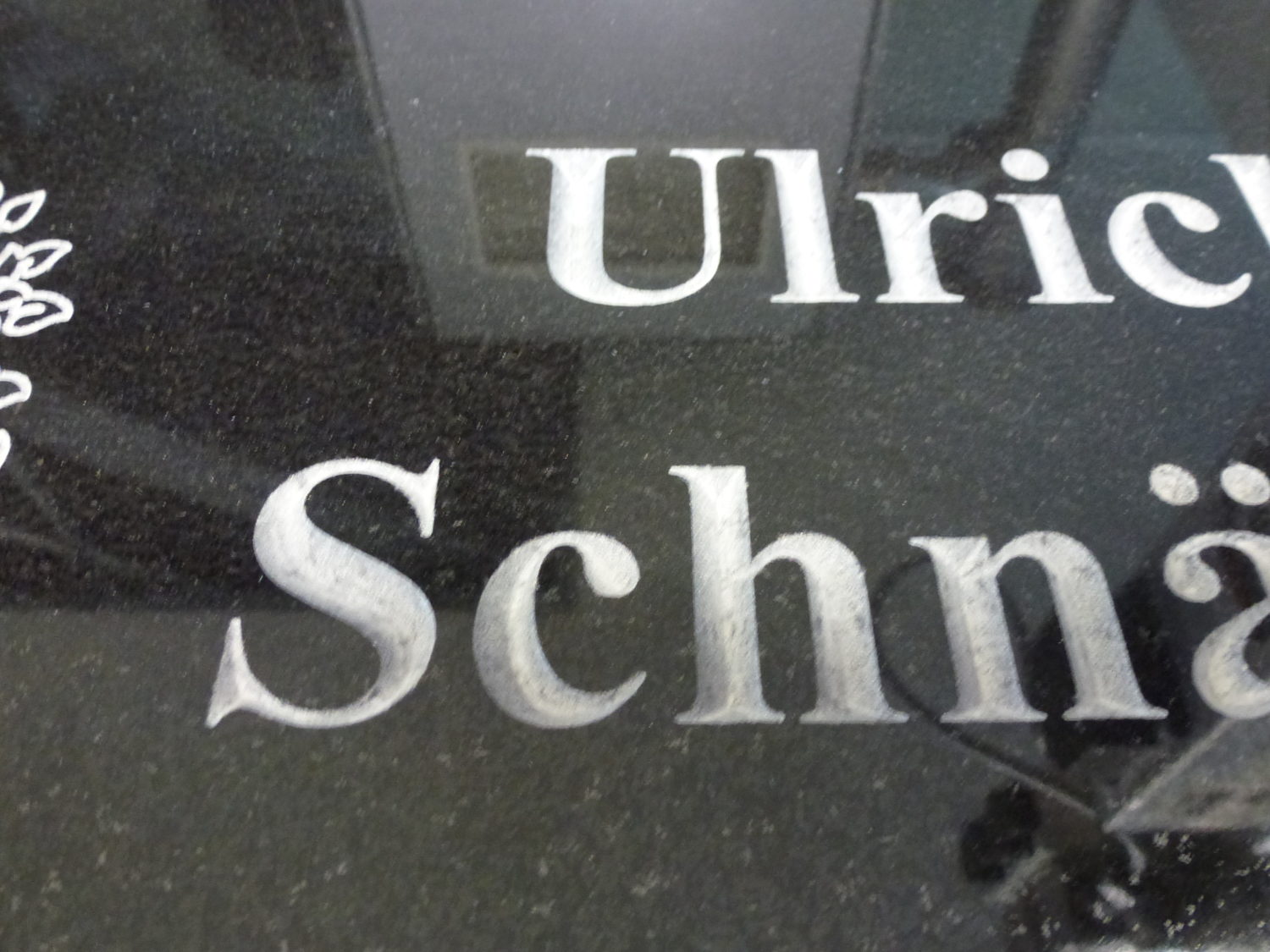 Vertriefte Schrift auf Granit